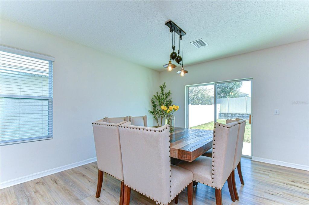 Image 7 of property listing at 11019 LELAND GROVES DR, Riverview, FL 33579