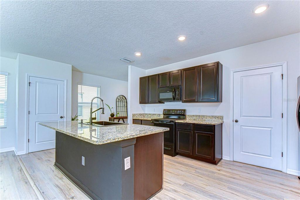 Image 10 of property listing at 11019 LELAND GROVES DR, Riverview, FL 33579