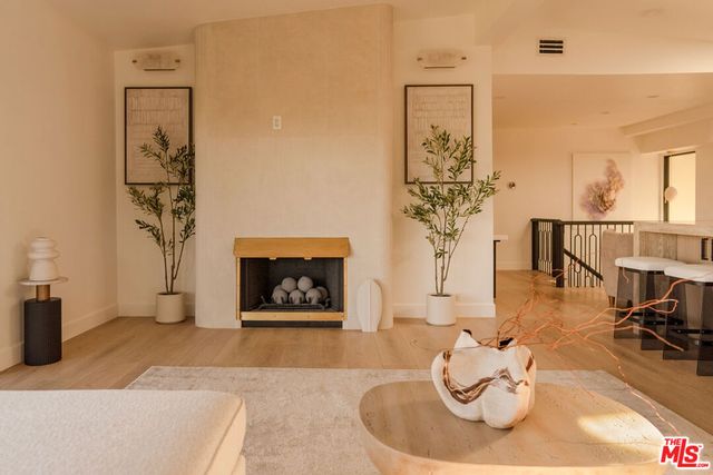 7802 Torreyson Drive, Los Angeles, CA 90046