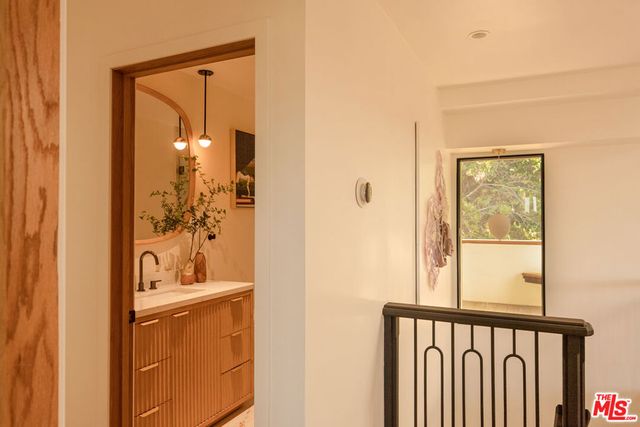 7802 Torreyson Drive, Los Angeles, CA 90046