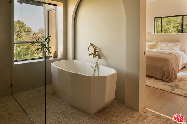 7802 Torreyson Drive, Los Angeles, CA 90046