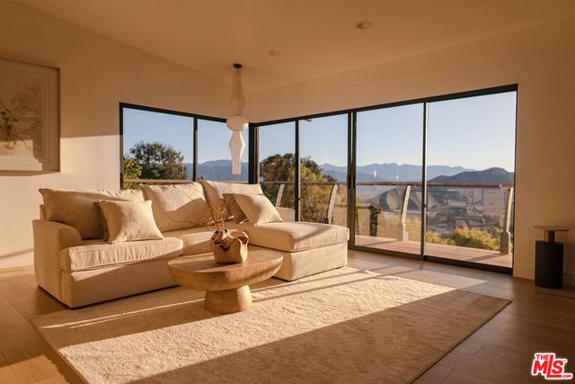 7802 Torreyson Drive, Los Angeles, CA 90046