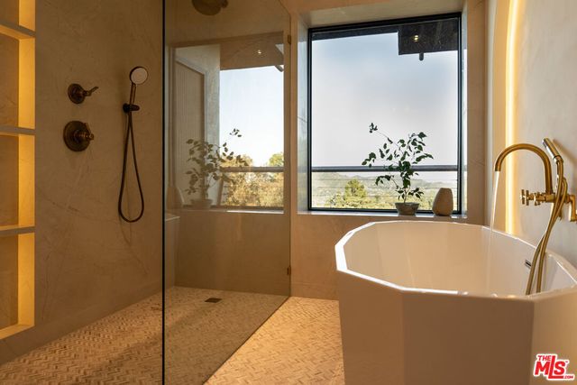 7802 Torreyson Drive, Los Angeles, CA 90046