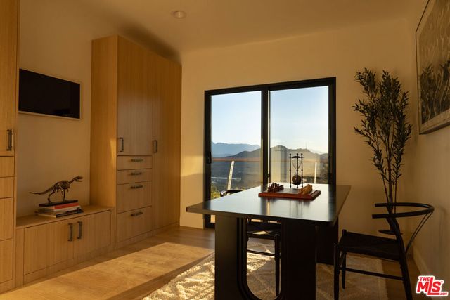 7802 Torreyson Drive, Los Angeles, CA 90046