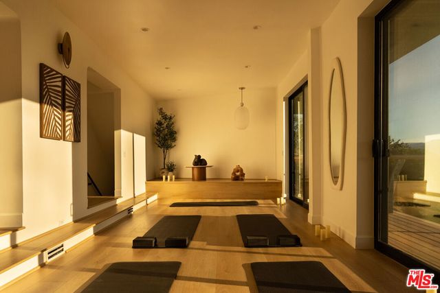 7802 Torreyson Drive, Los Angeles, CA 90046