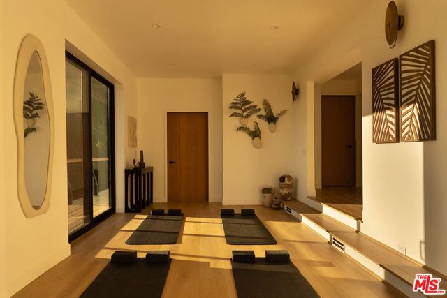 7802 Torreyson Drive, Los Angeles, CA 90046