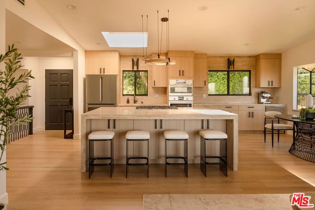 7802 Torreyson Drive, Los Angeles, CA 90046