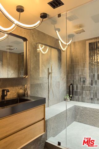 7802 Torreyson Drive, Los Angeles, CA 90046