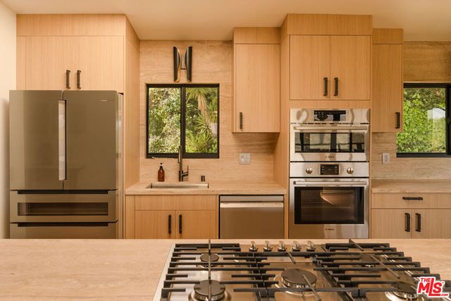 7802 Torreyson Drive, Los Angeles, CA 90046