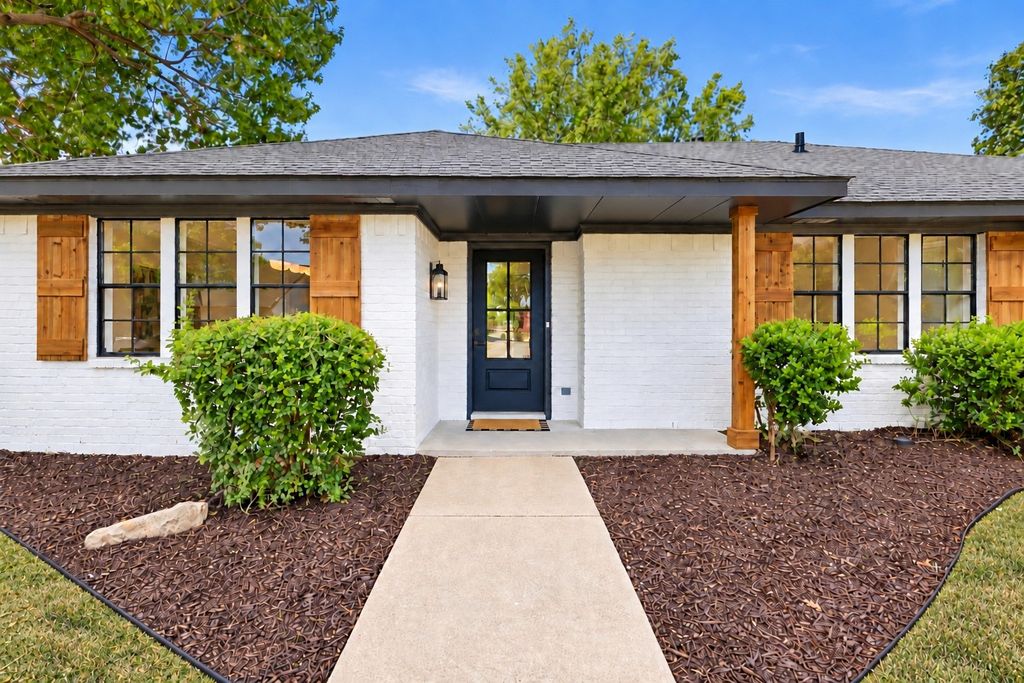 2815 Staffordshire Drive, Carrollton, TX 75007 — photo 2