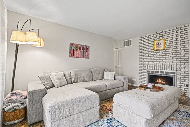 2057 Lancaster Circle 102D, Naperville, IL 60565