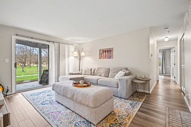 2057 Lancaster Circle 102D, Naperville, IL 60565