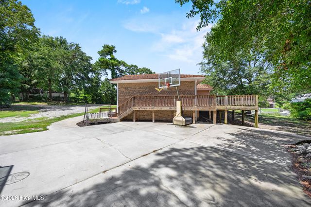 667 Hughes Road, Hampstead, NC 28443