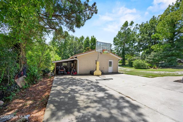 667 Hughes Road, Hampstead, NC 28443