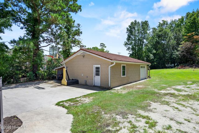 667 Hughes Road, Hampstead, NC 28443