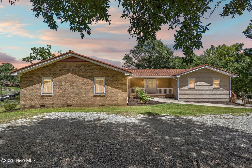 667 Hughes Road, Hampstead, NC 28443