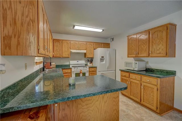 407 SW 24th Terrace, Oak Grove, MO 64075