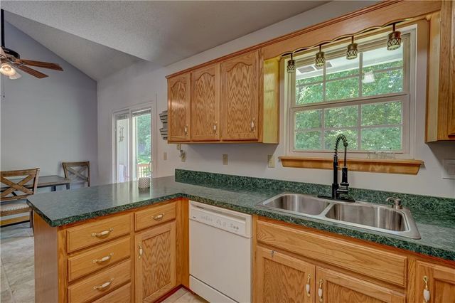407 SW 24th Terrace, Oak Grove, MO 64075