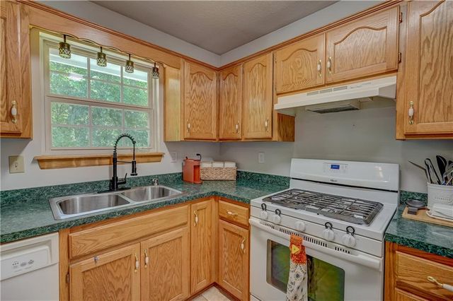 407 SW 24th Terrace, Oak Grove, MO 64075