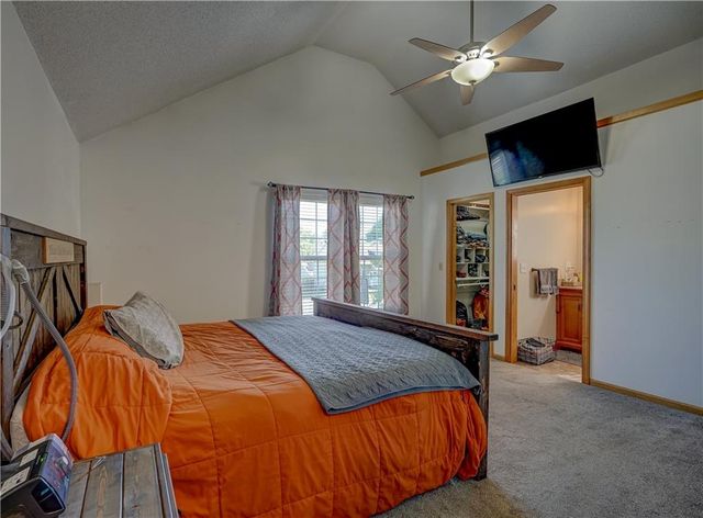 407 SW 24th Terrace, Oak Grove, MO 64075