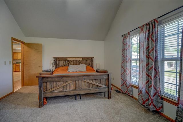 407 SW 24th Terrace, Oak Grove, MO 64075