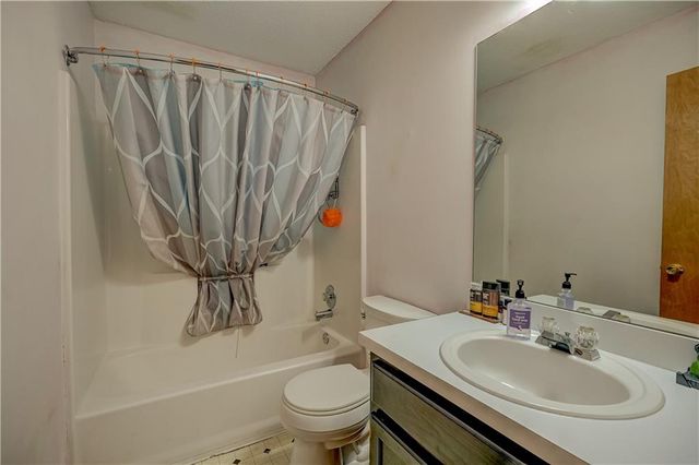 407 SW 24th Terrace, Oak Grove, MO 64075