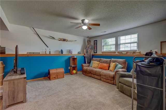 407 SW 24th Terrace, Oak Grove, MO 64075
