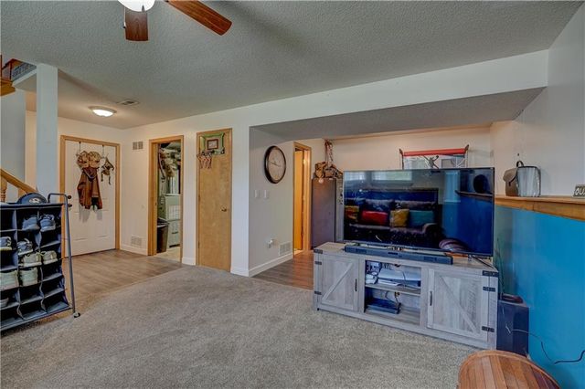 407 SW 24th Terrace, Oak Grove, MO 64075