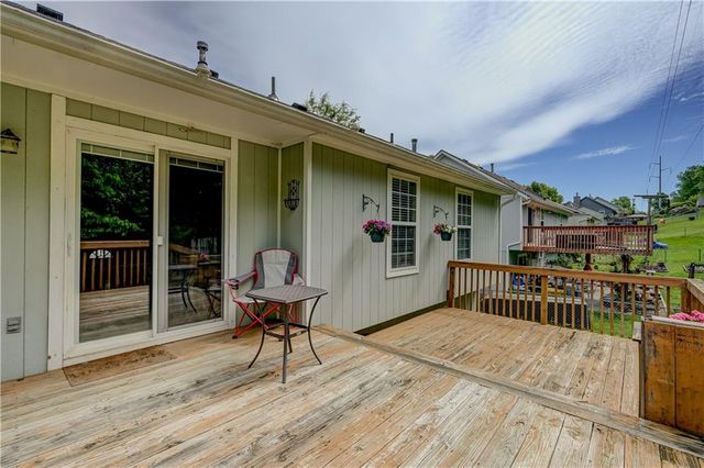 407 SW 24th Terrace, Oak Grove, MO 64075