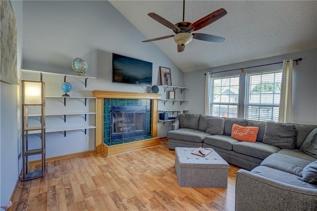 407 SW 24th Terrace, Oak Grove, MO 64075