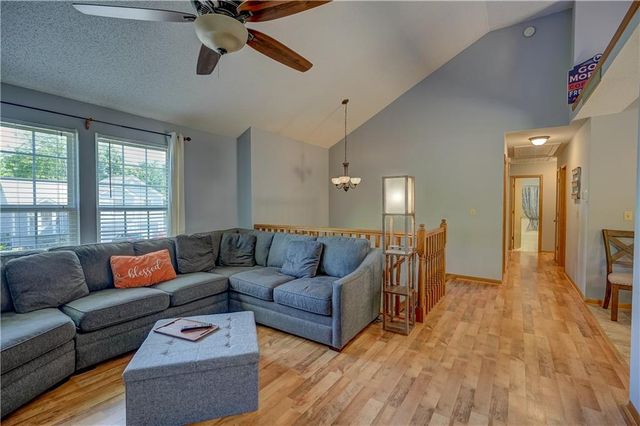 407 SW 24th Terrace, Oak Grove, MO 64075