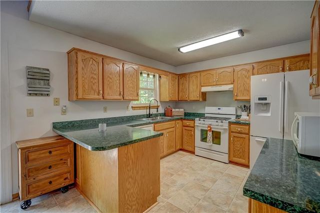 407 SW 24th Terrace, Oak Grove, MO 64075
