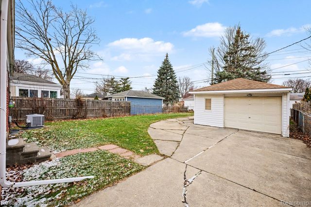 114 Knollwood Blvd, Clawson, MI 48017