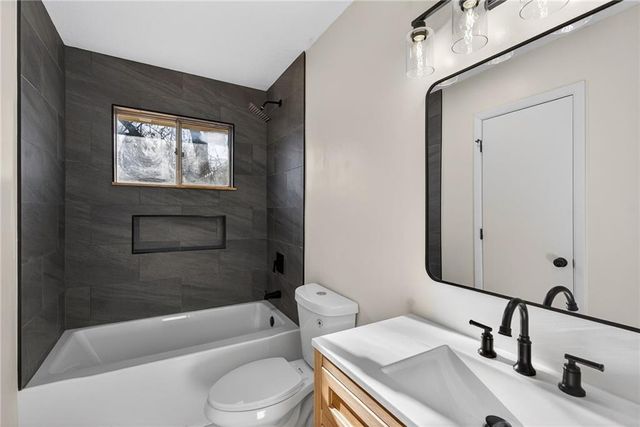 2006 N Plymouth Road, Independence, MO 64058