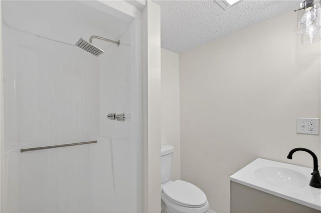 2006 N Plymouth Road, Independence, MO 64058