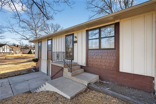 2006 N Plymouth Road, Independence, MO 64058