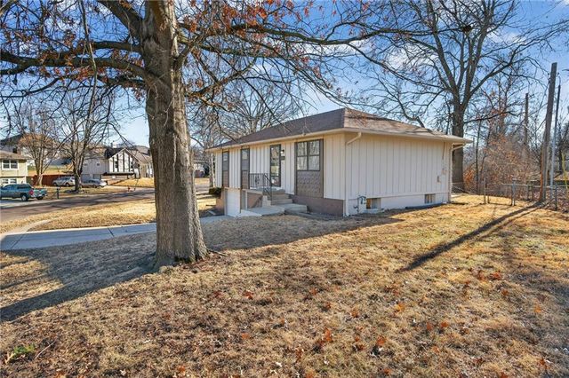 2006 N Plymouth Road, Independence, MO 64058