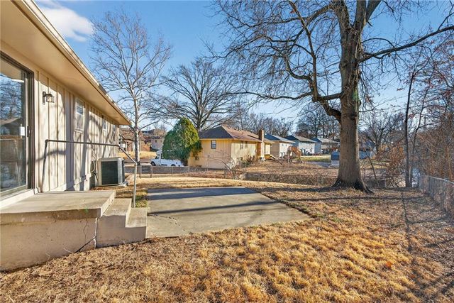 2006 N Plymouth Road, Independence, MO 64058