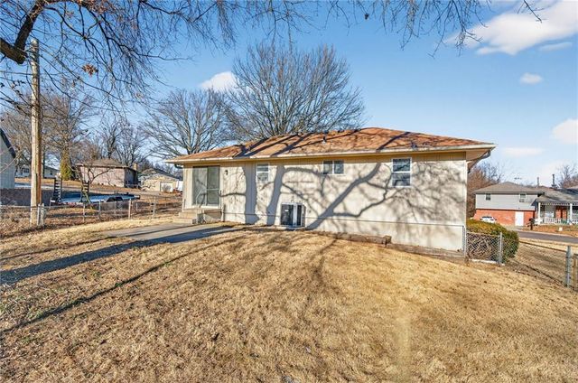 2006 N Plymouth Road, Independence, MO 64058