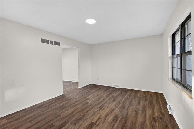 2006 N Plymouth Road, Independence, MO 64058