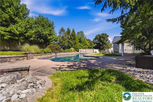 2224 Pembrooke Drive, Lower Macungie Twp, PA 18062