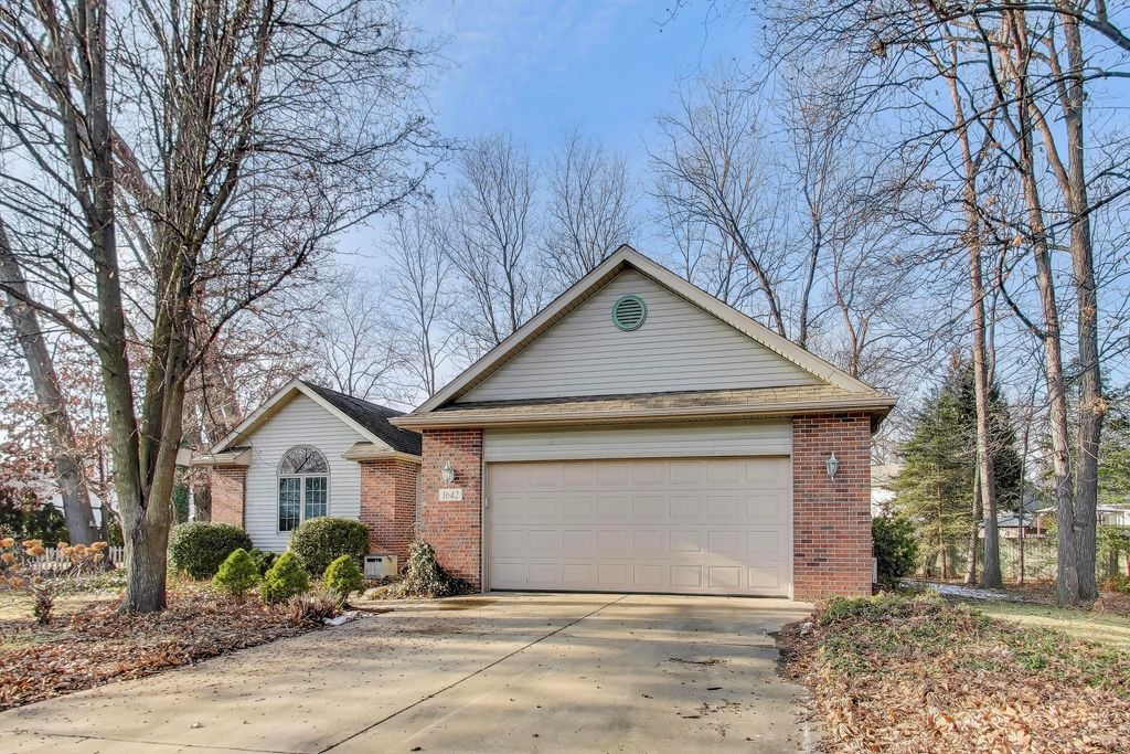 1642 Commodore Lane, Chesterton, IN 46304