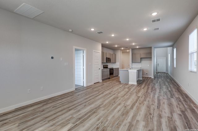 9946 Chavaneaux Lndg, San Antonio, TX 78221