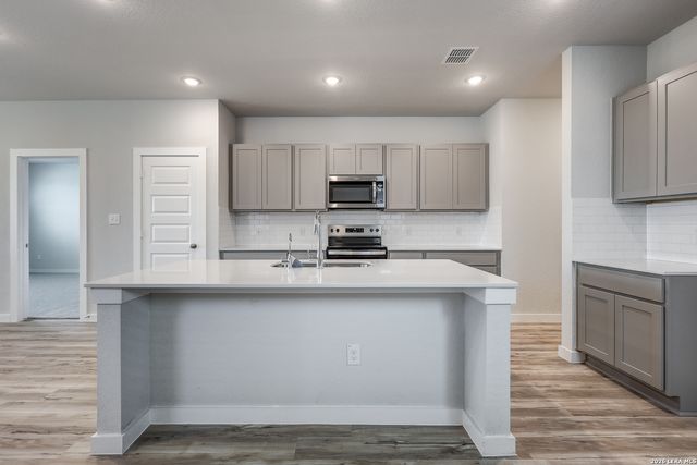 9946 Chavaneaux Lndg, San Antonio, TX 78221