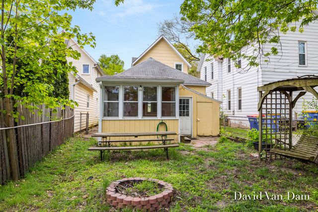 943 PROSPECT Avenue NE, Grand Rapids, MI 49503