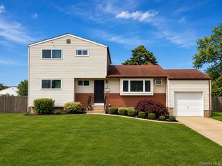 5 Zane Court, Brentwood, NY 11717