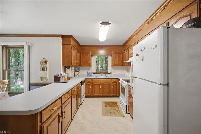 645 Ravenwoods DR, Chesapeake, VA 23322
