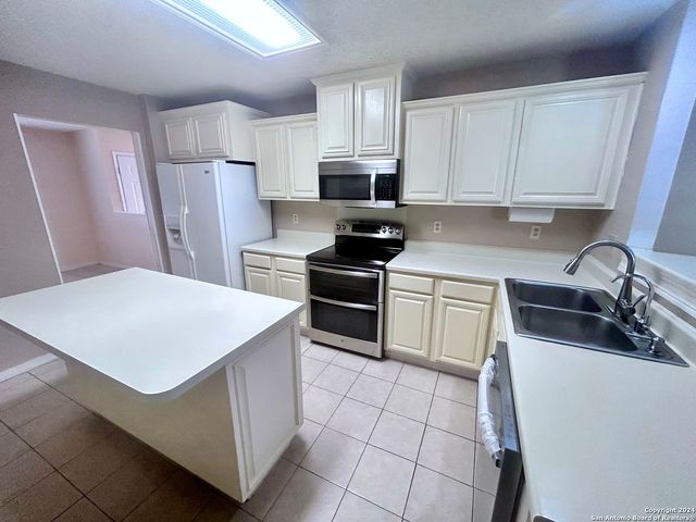 11300 Forest Gleam, Live Oak, TX 78233