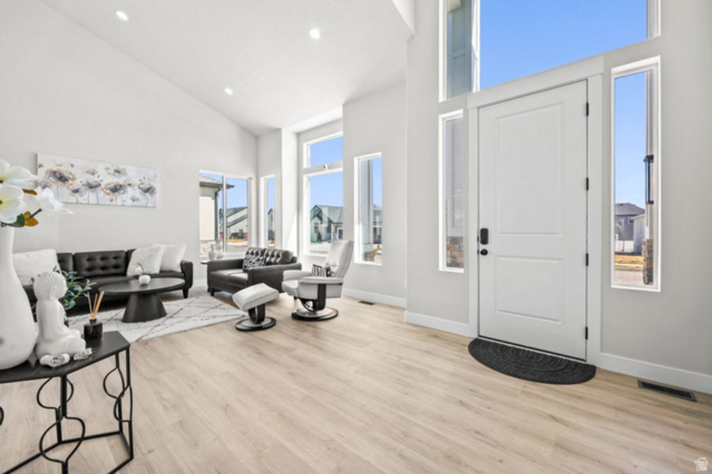 Image 4 of property listing at 13336 S CARMEN OAK DR, Herriman, UT 84096