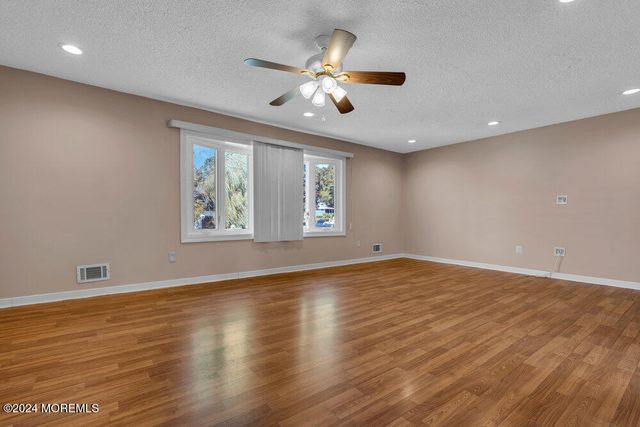 691 Sussex Court, Toms River, NJ 08753